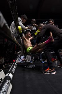 Hamza Merdi, un boxeur marocain, reçoit les conseils de ses entraîneurs de la "Team Alamos".