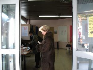 Devant le bureau de vote du centre Jean Lur&ccedil;at, Montreuil.
